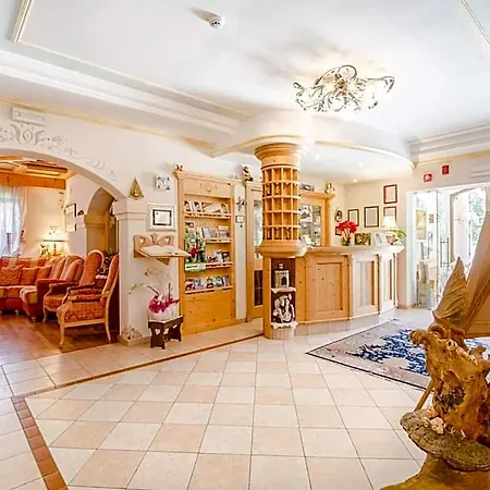 Ξενοδοχείο Pineta Pastry 4*